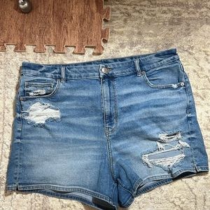 American Eagle Strigid Curvy‎ mom short